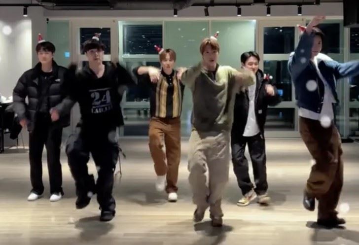 张艺兴合体跳EXO《初雪》