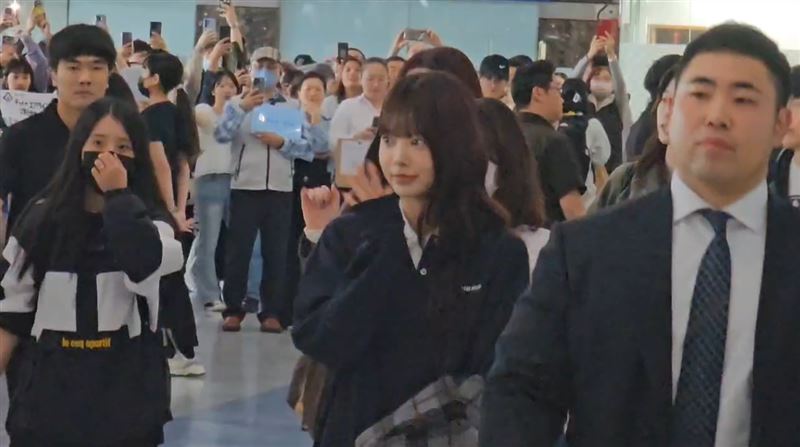 LE SSERAFIM恩採開心揮手