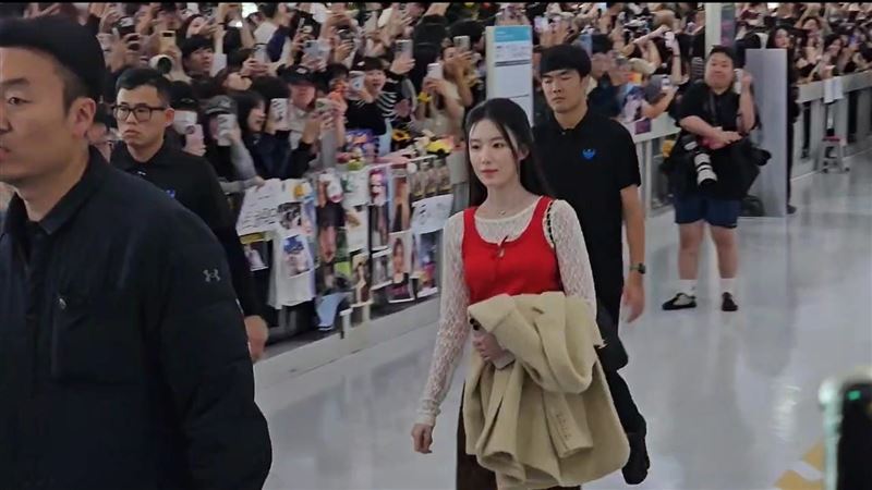 舒華抵達高雄脫外套