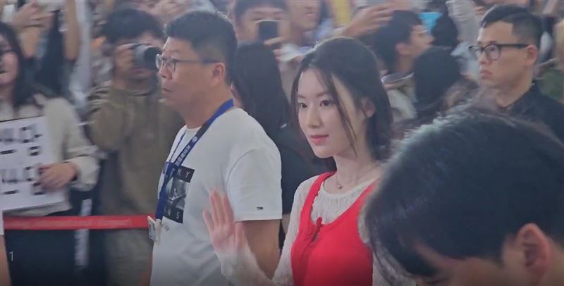 舒華抵達高雄向粉絲致意