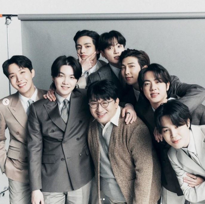 打造天團BTS(防彈少年團)的HYBE創辦人房時爀,被法院凍結其名下約1568億韓元的HYBE股份。