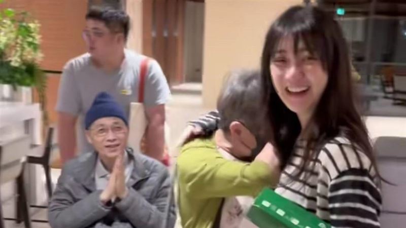 林逸欣替母親慶生的暖心場景