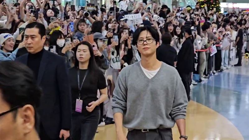 朴寶劍抵達高雄小港機場