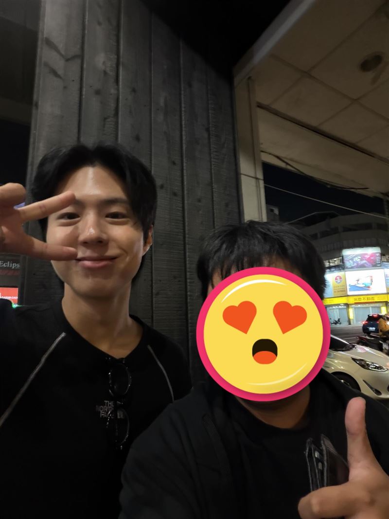 朴寶劍與粉絲在肉燥飯店外合照