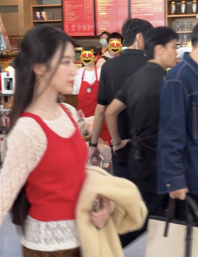 舒華與星巴克員工撞衫畫面