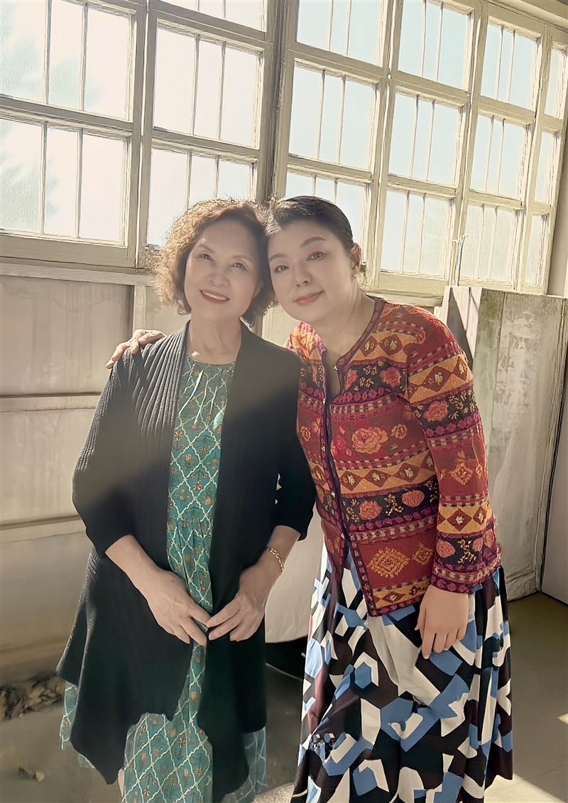 吳申梅戲裡戲外兩位母親