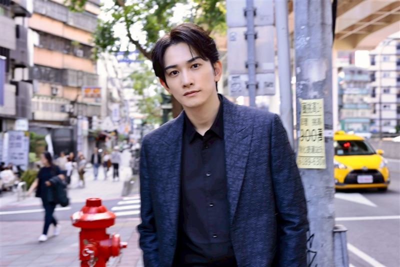 町田啟太抵台機場合影1