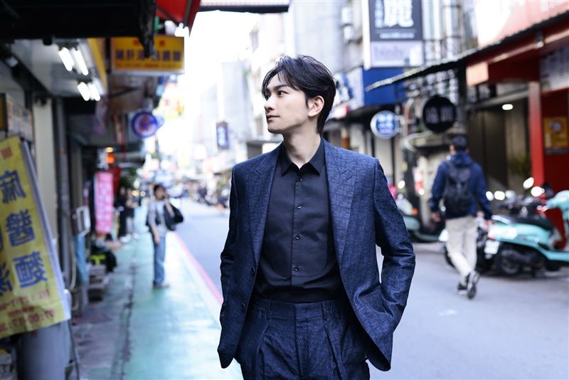 町田啟太抵台機場合影2