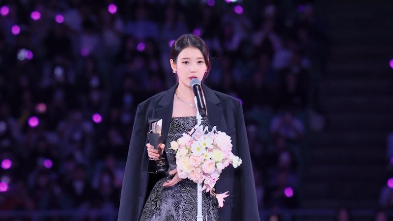 IU颁奖现场灯光与烟火
