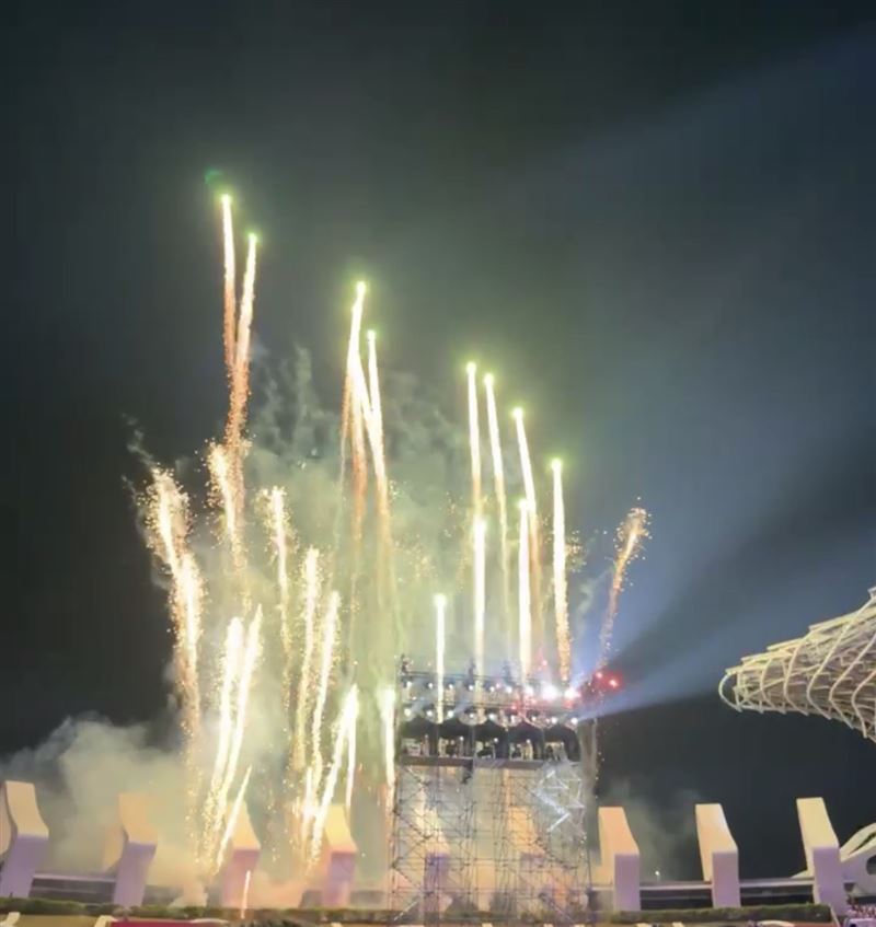 IU獲獎現場煙火鏡頭1