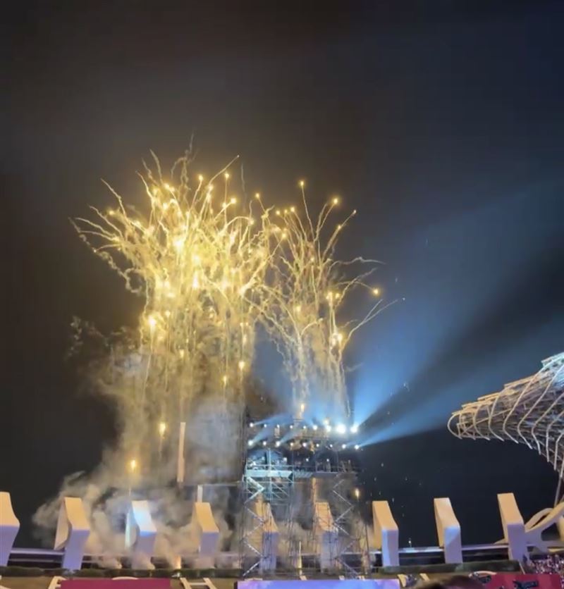 IU獲獎現場煙火鏡頭2