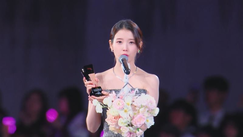 IU夺下传奇女歌手奖