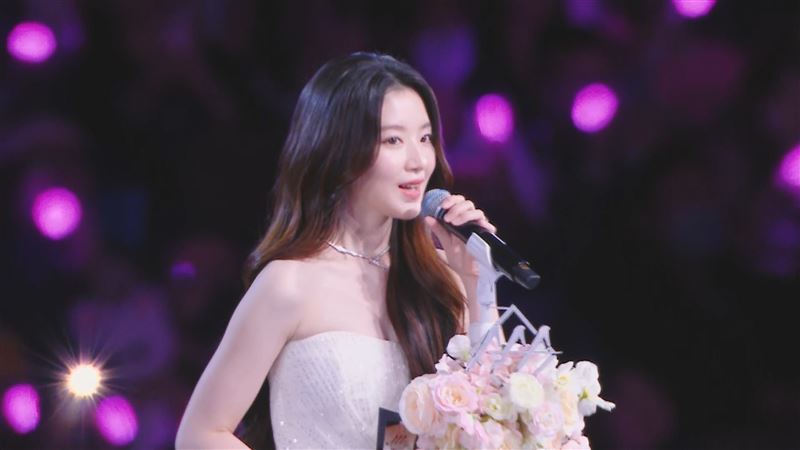 舒華「我是誰」，全場大喊。