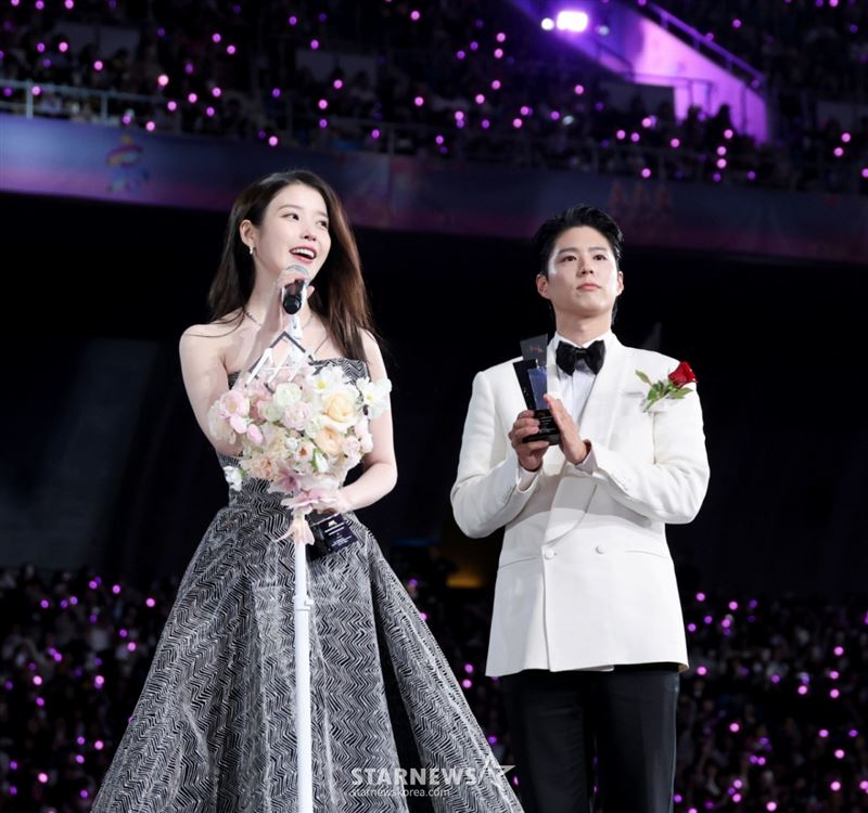 IU與朴寶劍再度被拍獲Best Couple獎的甜蜜瞬間