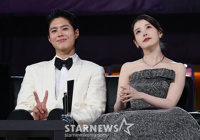 IU與朴寶劍拿下Best Couple(最佳情侶)獎