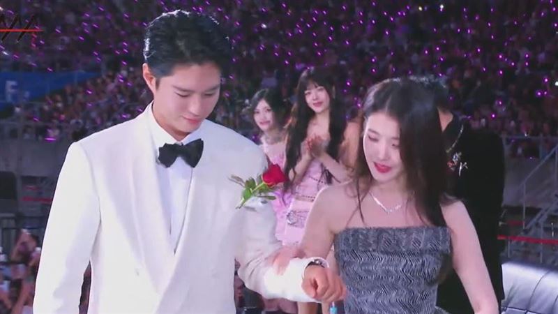 朴寶劍攙扶IU上台領獎