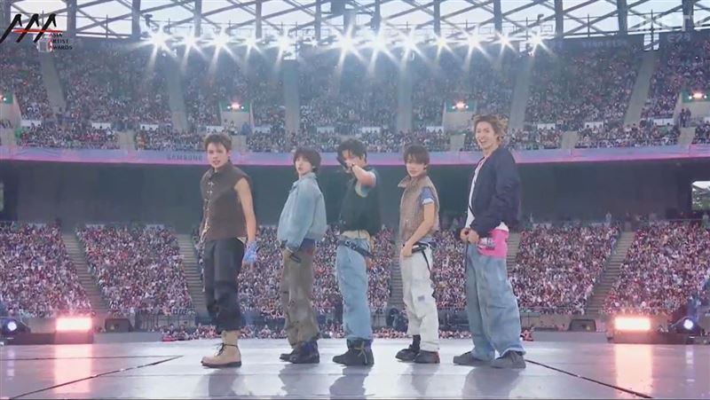 CORTIS登上AAA的表演舞台