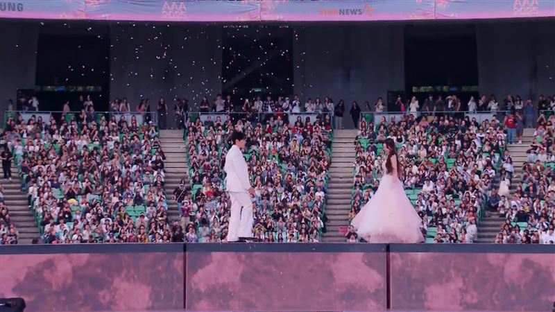 張員瑛、李俊昊開場大跳華爾滋。（圖／starnews提供）