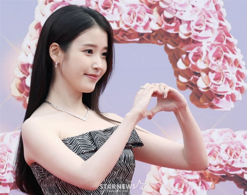 IU压轴登场红毯