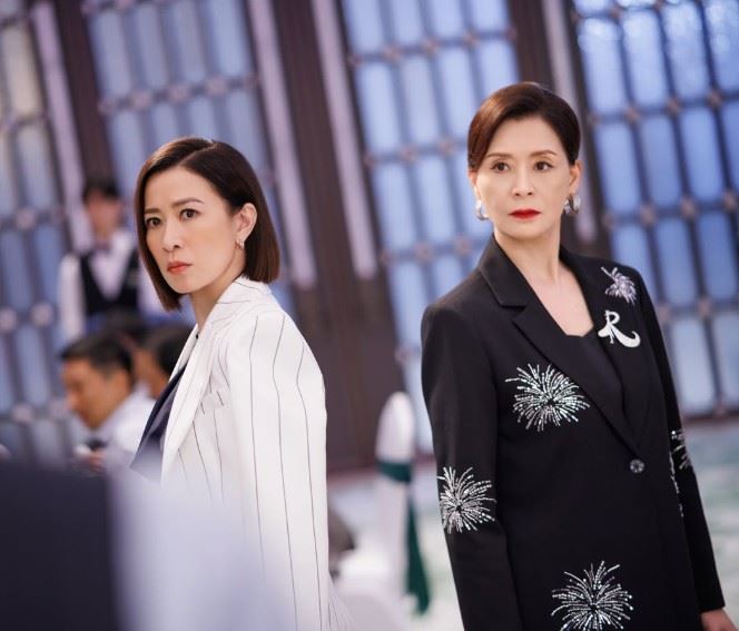 佘詩曼(左)因港劇《新聞女王2》再創事業高峰