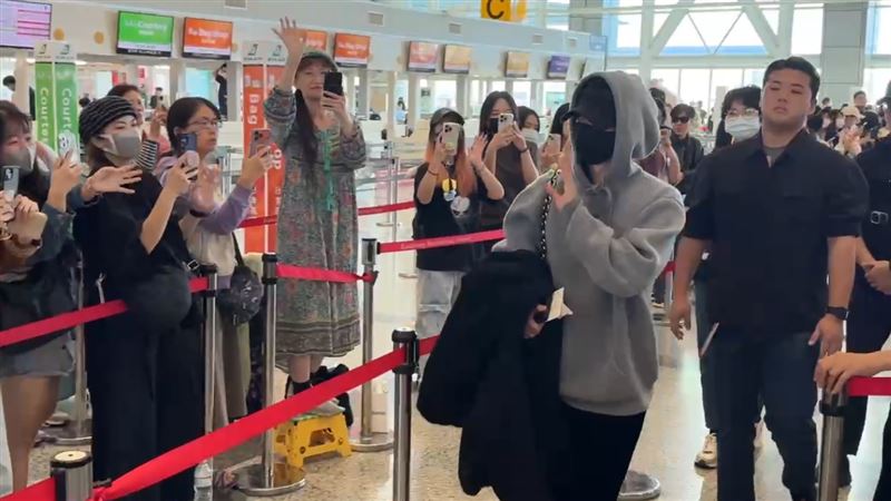 佐藤健揮手告別