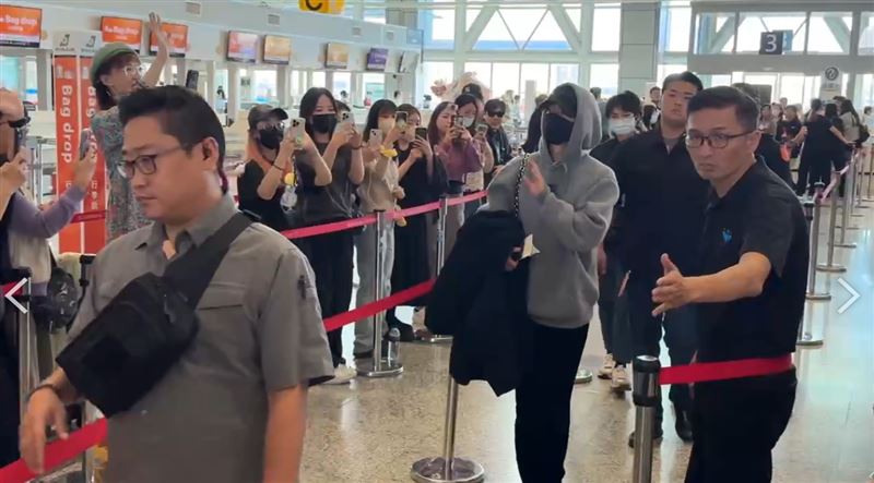 佐藤健離開機場