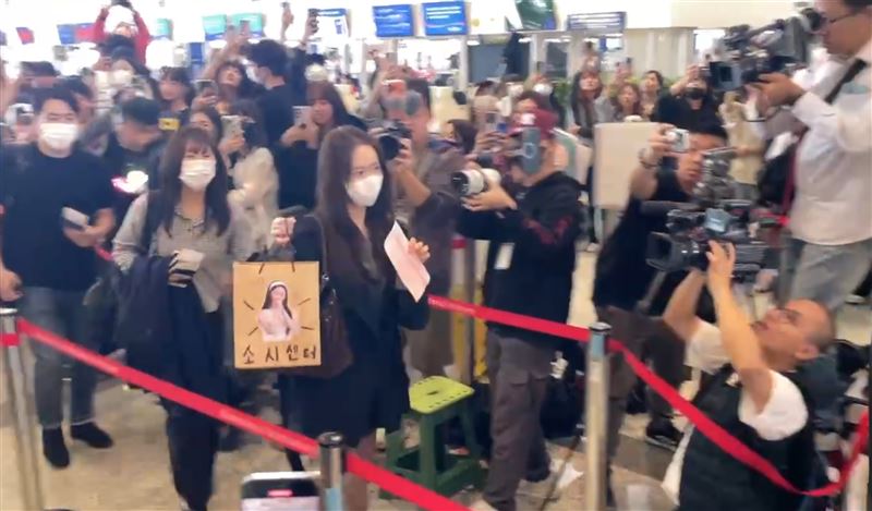 潤娥收下台灣粉絲親手做的禮物