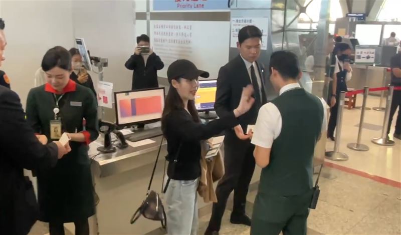 IU沒戴口罩，親切向粉絲揮手