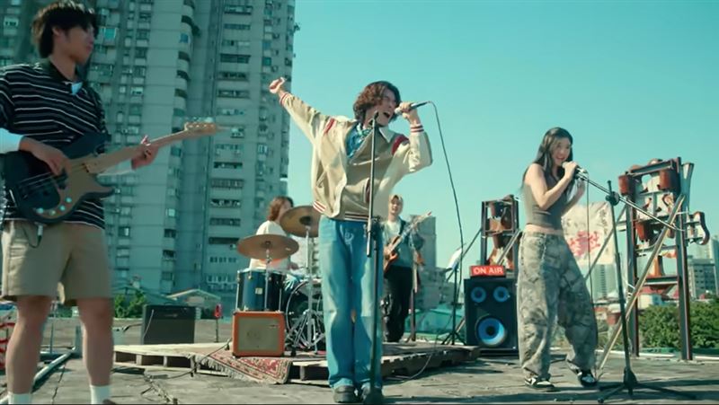 MV中重現五月天當年組團的場景