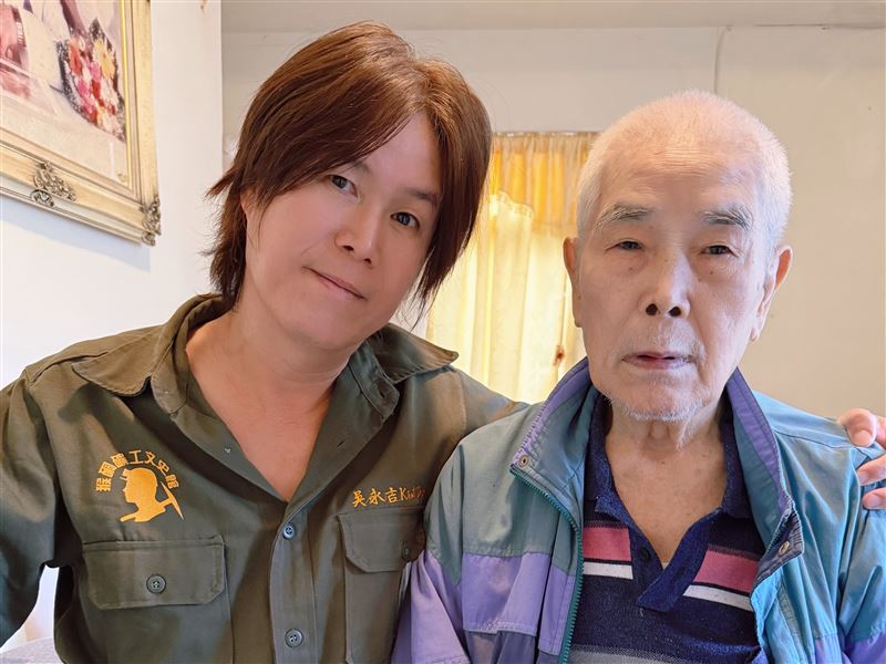 吳永吉與父親合影