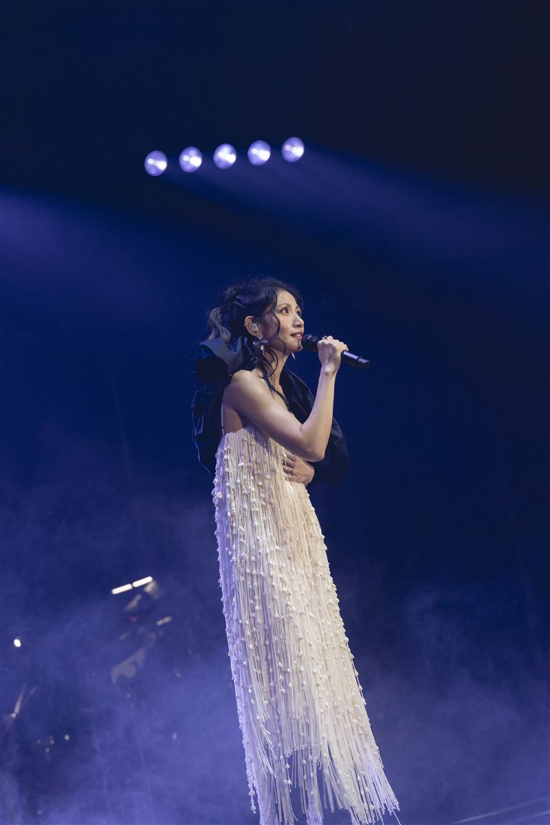 李千娜米白色流蘇長洋裝表演