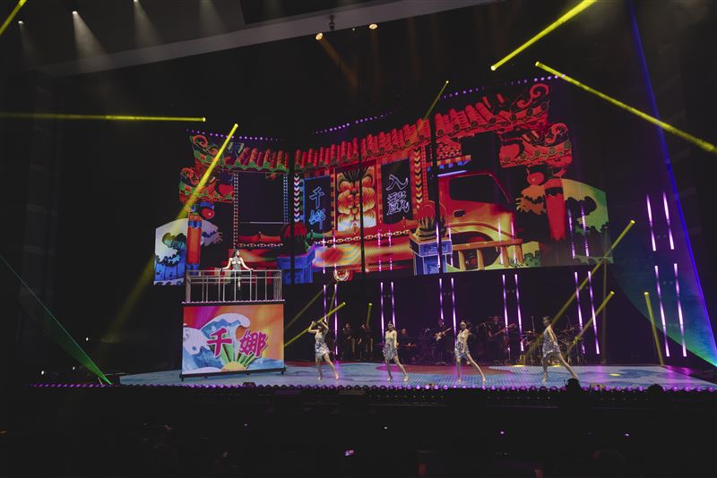 李千娜演出融入電子花車