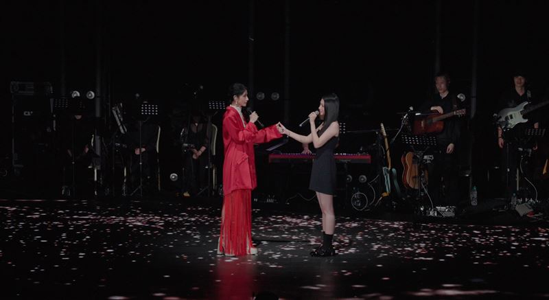 李千娜與顧穎同台合唱打勾勾