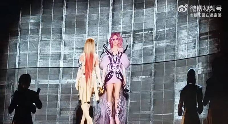 张韶涵与替身交接麦克风