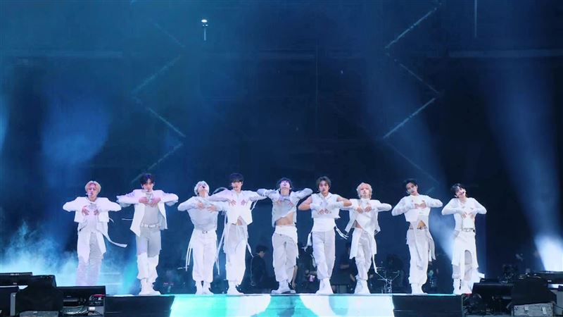 Allen在ACON舞台上的照片