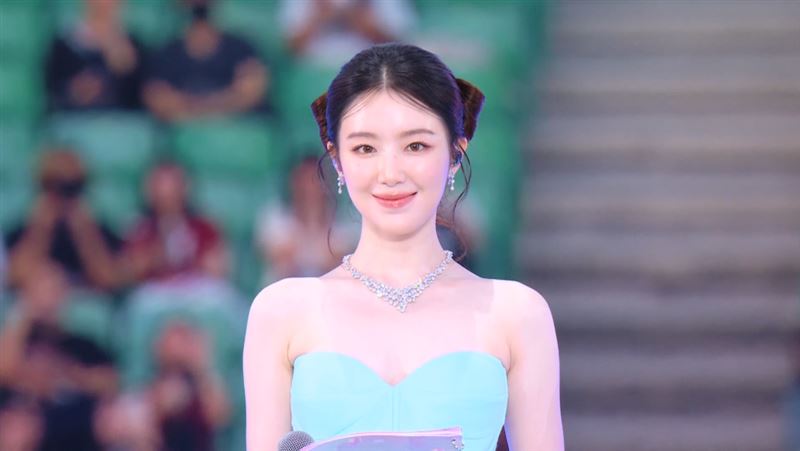 舒華開場服裝與姿態