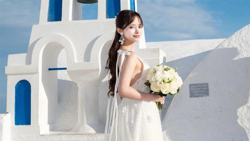 藤咲凪白紗婚照，教堂鐘下微笑