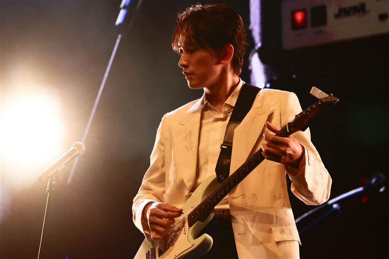 町田啓太吉他演出