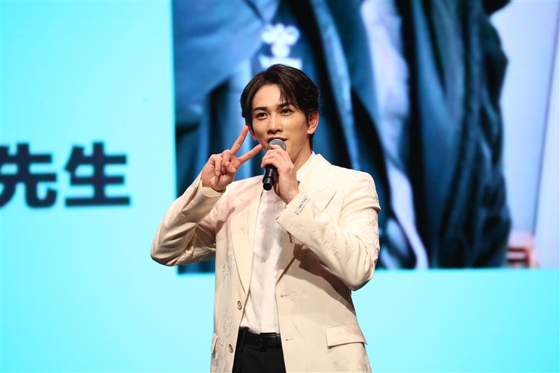 町田啓太與吉他老師合影